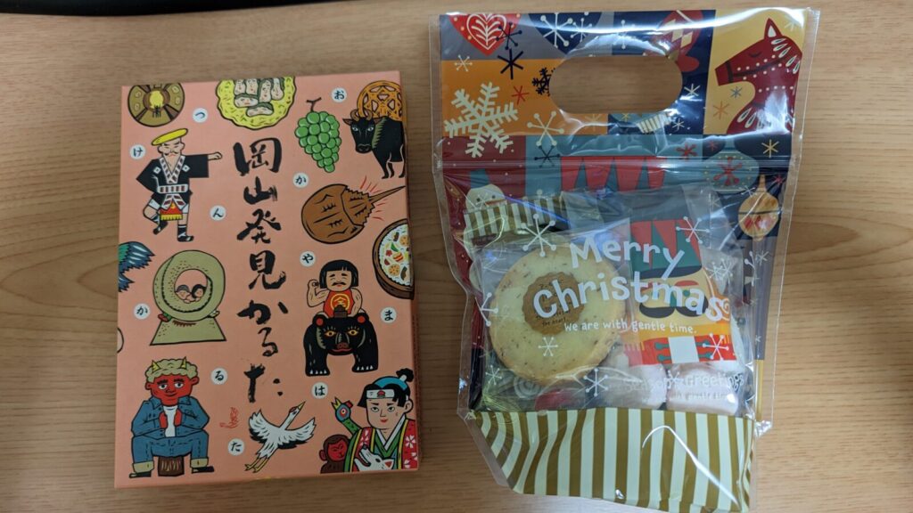 三等のカルタと四等のお菓子セット